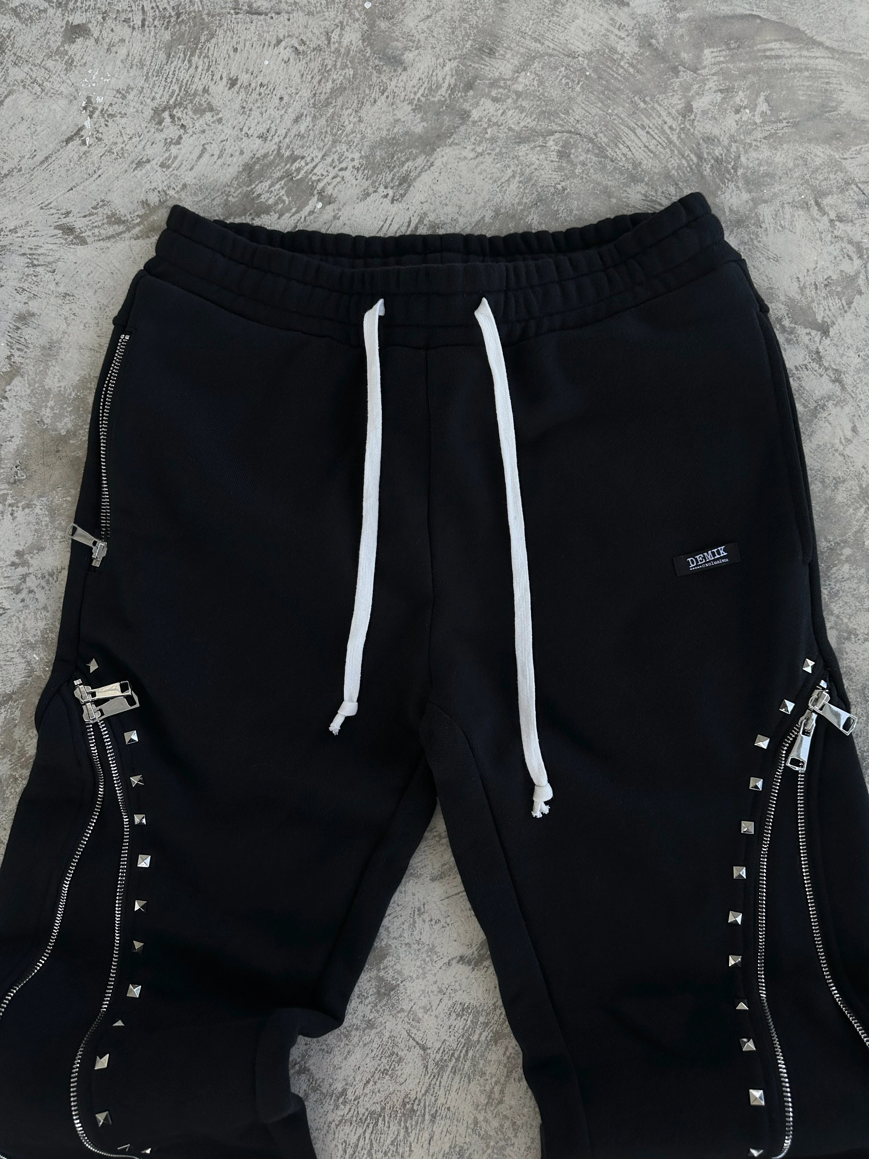 【DEMIK】STUDDED 3X ZIP FLARED SWEATS