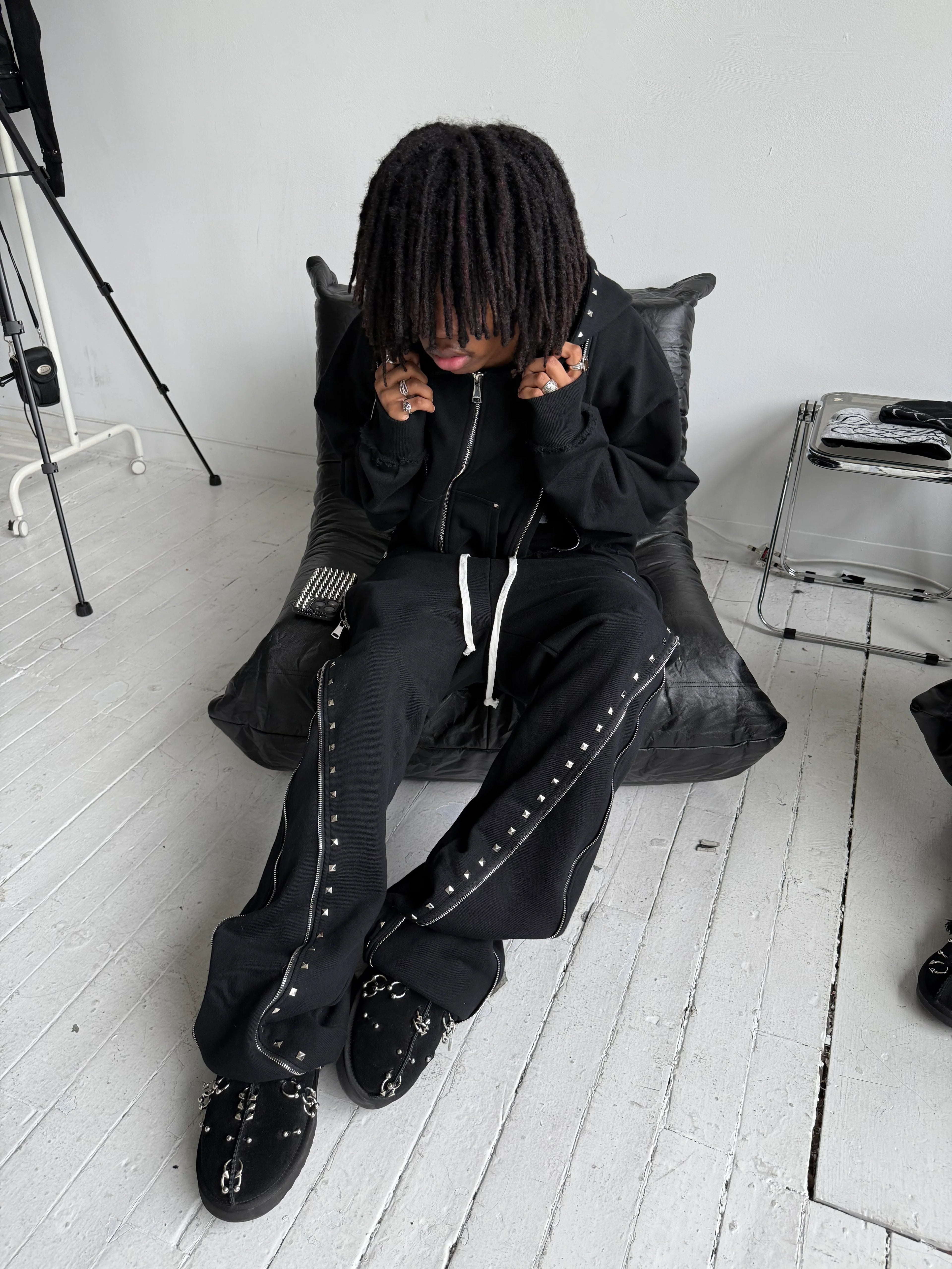 【DEMIK】STUDDED 3X ZIP FLARED SWEATS