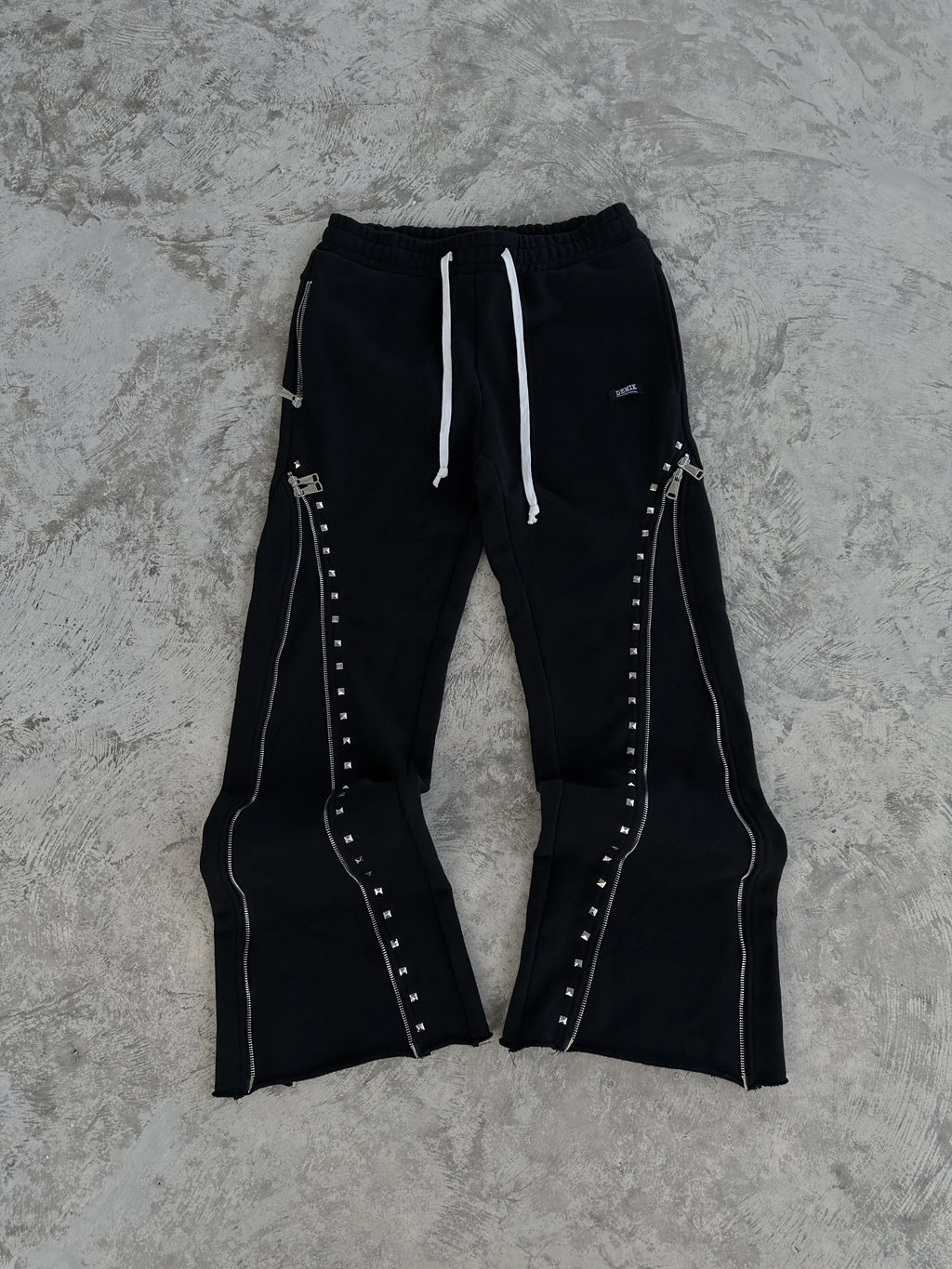 【DEMIK】STUDDED 3X ZIP FLARED SWEATS